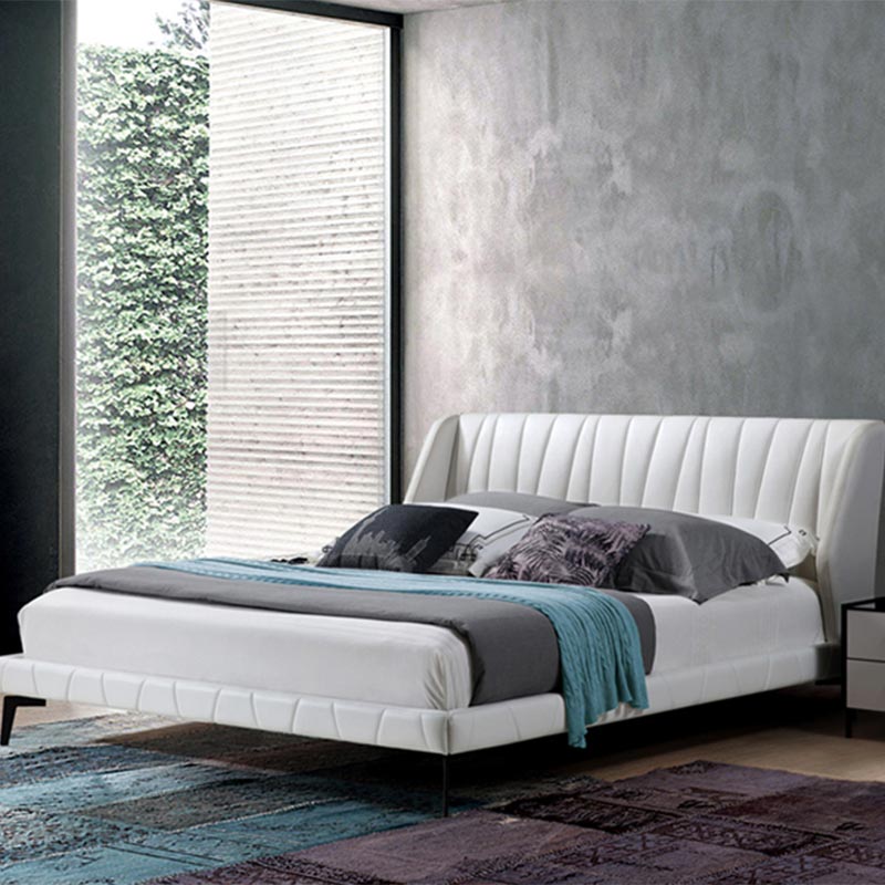 Měkká postel z borovicového dřeva a kůže šetrná k životnímu prostředí